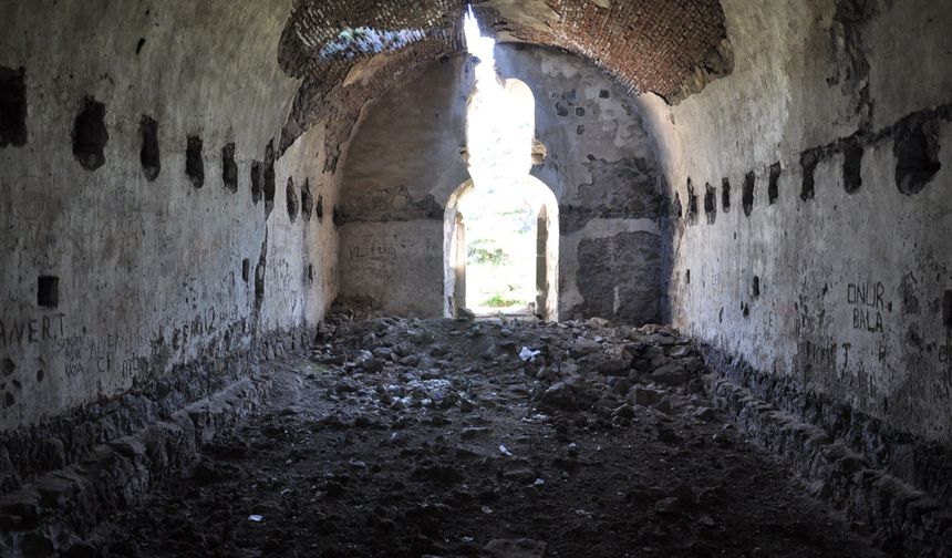 Defineciler 150 yıllık kiliseyi talan etti