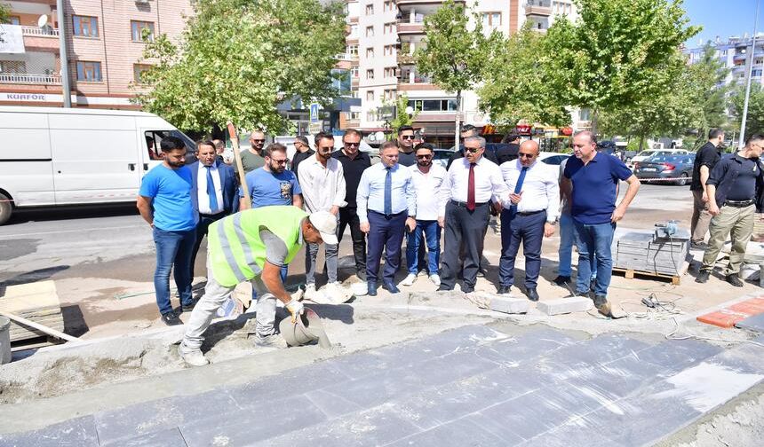 Diyarbakır Valisi Su, kaldırım çalışmasını inceledi