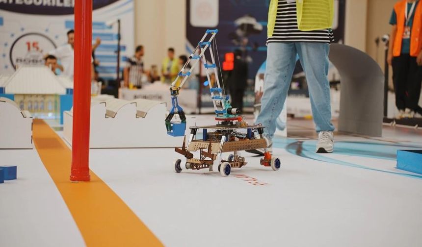 Mucit öğrenciler, ürettikleri robotlarla büyüledi