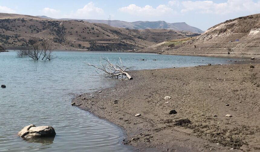 Kars’ta baraj suyu 20 metre çekildi