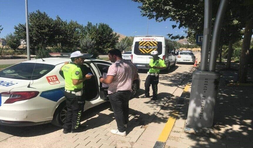 Ergani'de polis ekipleri servis şoförlerini denetledi