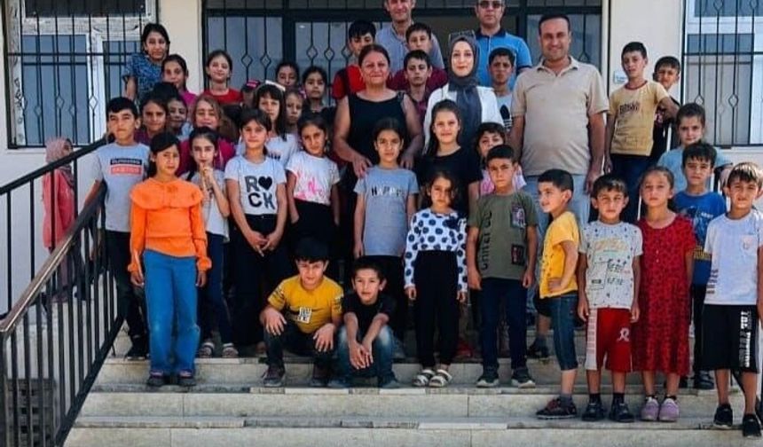 Sanatçı Bakay’dan, Çermik’teki öğrencilere kırtasiye yardımı