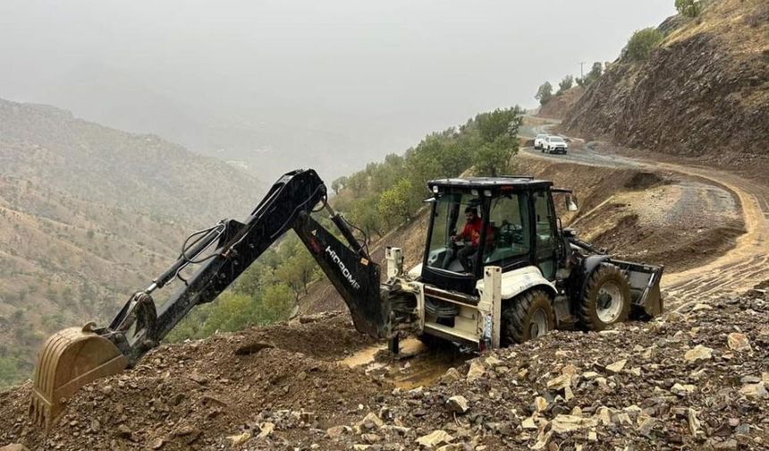 Kulp'ta çöken yollarda çalışmalar sürüyor