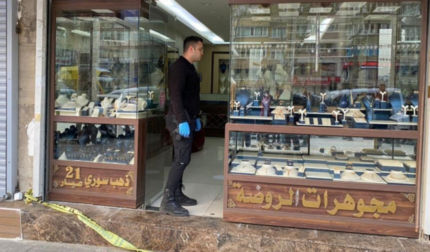 Duvarı delip, kuyumcuyu 15 dakikada soymuşlar