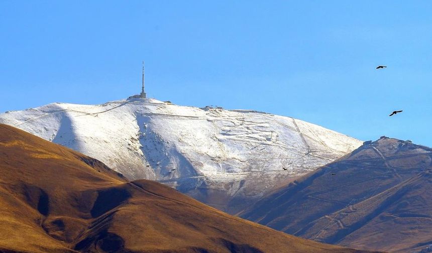 Palandöken’in zirvesi beyaza büründü