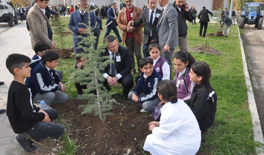 Bulanık’ta çocuklar fidan dikti