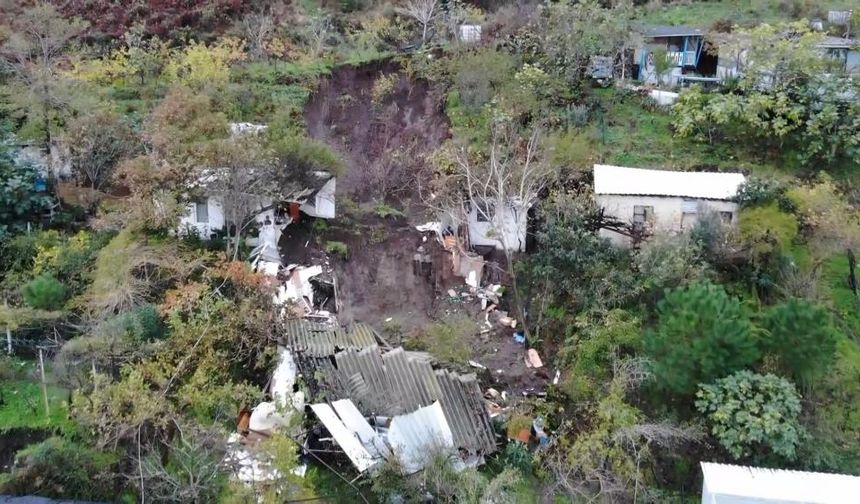 Sel ve heyelan evi yuttu
