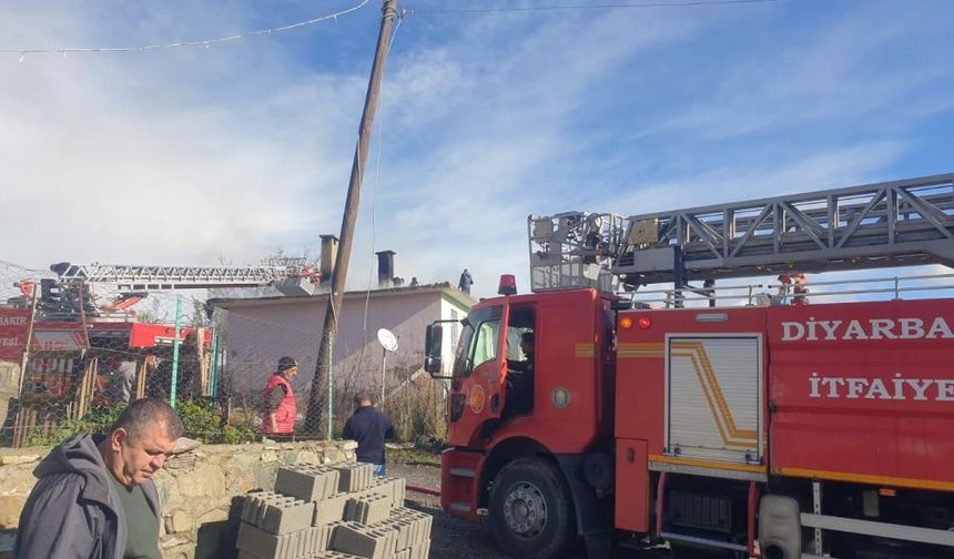 Çermik'te pazarda olan vatandaşın evi küle döndü