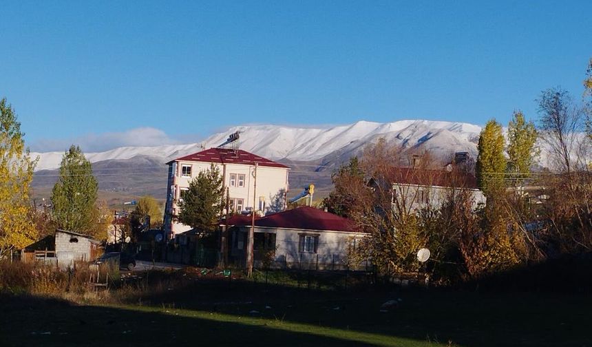 Varto’nun yüksek kesimlerine kar yağdı