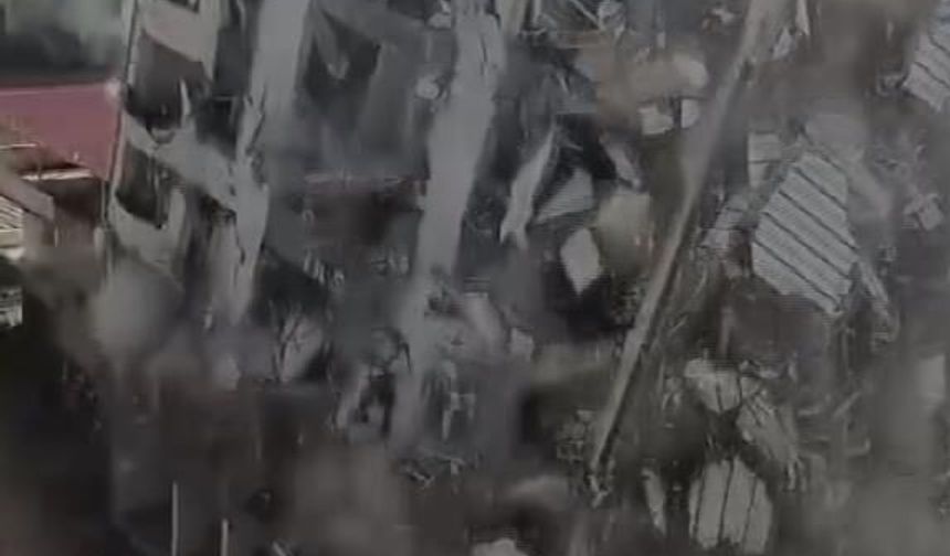 Hasarlı bina korna sesiyle yıkıldı