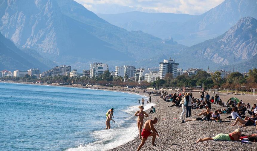 Burası Türkiye! Mayo giyip denize girdiler