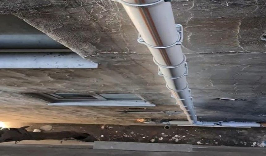 Doğum yaptı, bebeğini bina boşluğuna attı