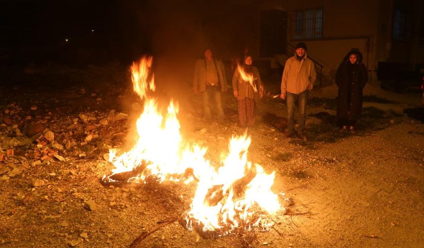 Hataylılar deprem korkusuyla sokakta