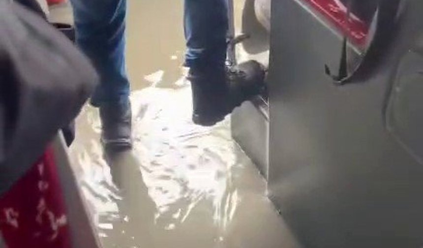 Otobüsü su bastı