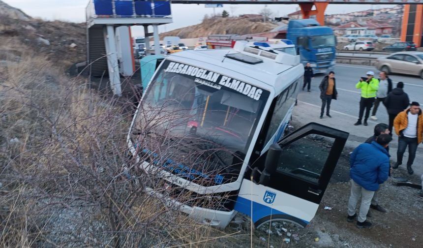 Midibüs ile otomobil çarpıştı: 20 yaralı