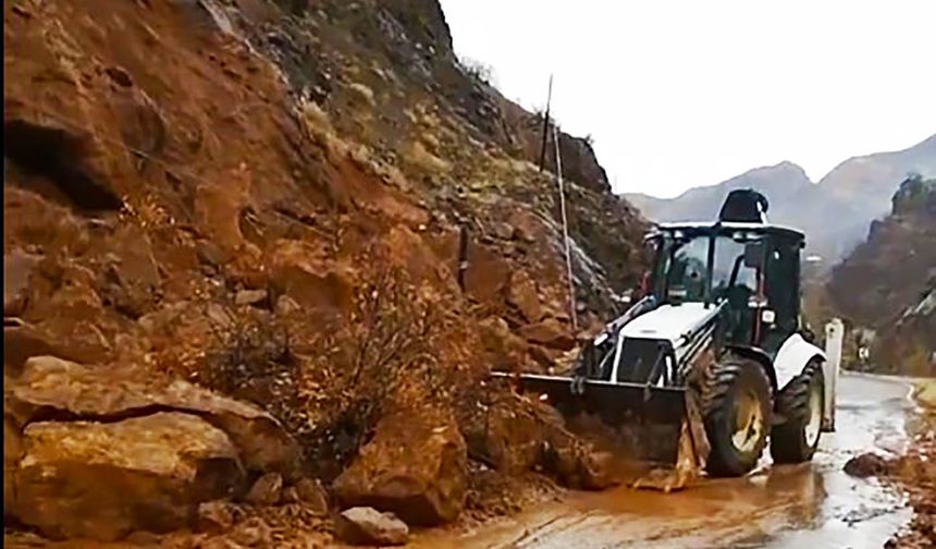 Bingöl’de kuvvetli sağanak heyelan getirdi