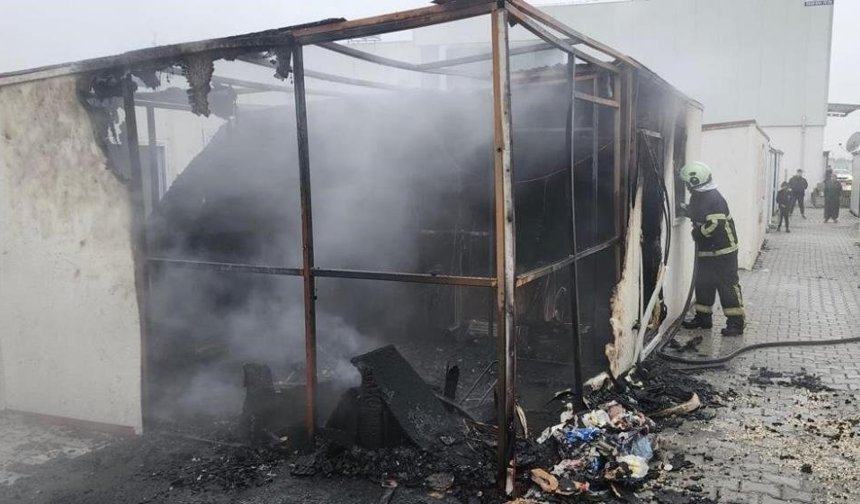 Deprem vurdu, kaldığı konteyner yandı