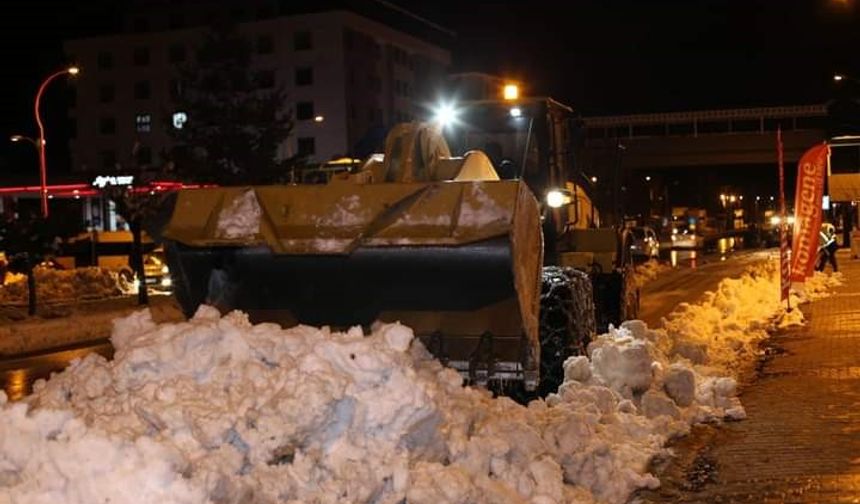 Bitlis’te kar temizleme çalışmaları devam ediyor