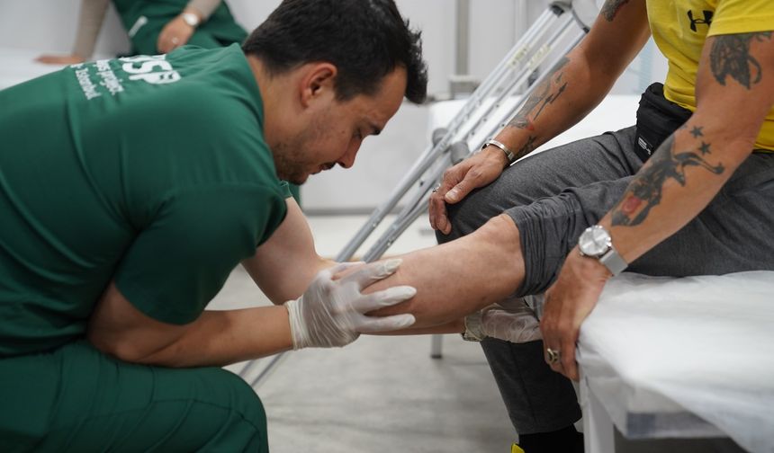 Depremden sonra protezine kavuştu: Yürümeyi özlemiştim