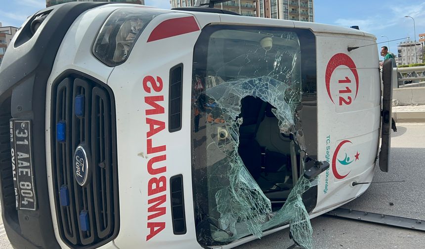 Ambulans devrildi: 2 yaralı