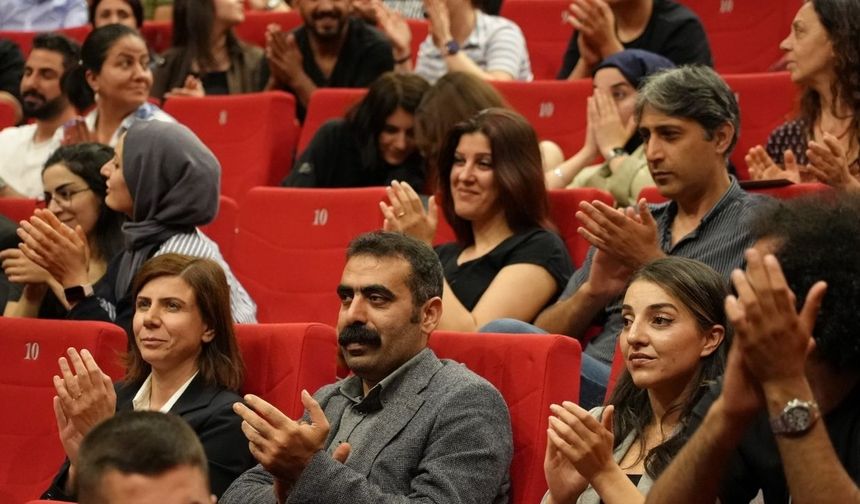 Diyarbakır’da Eş Başkanlar "Qral û Travîs" oyununu izledi