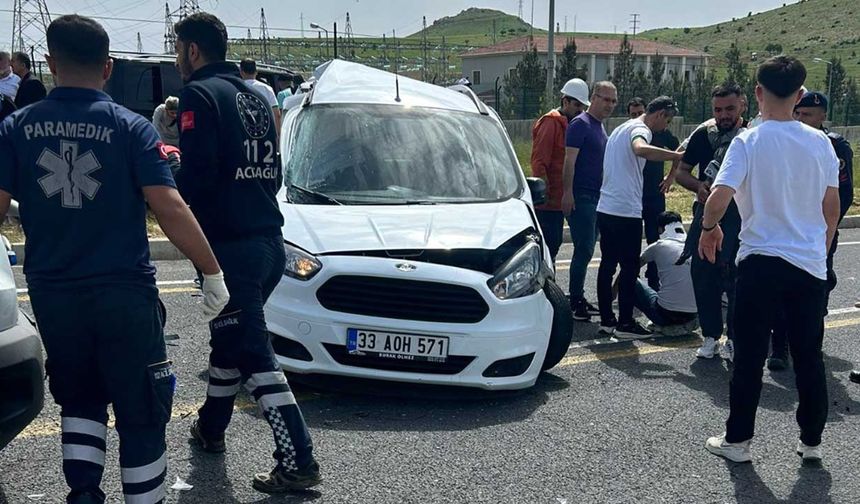 Mardin'de otomobil ile minibüs çarpıştı: 11 yaralı