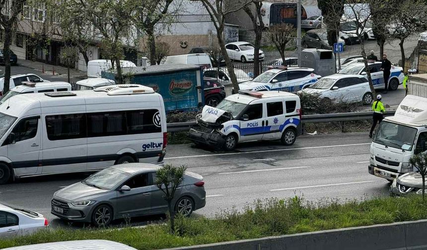 Polis aracı ile minibüs çarpıştı: 4 yaralı
