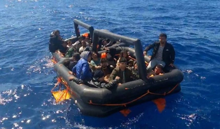 İzmir’de 60 göçmen kurtarıldı