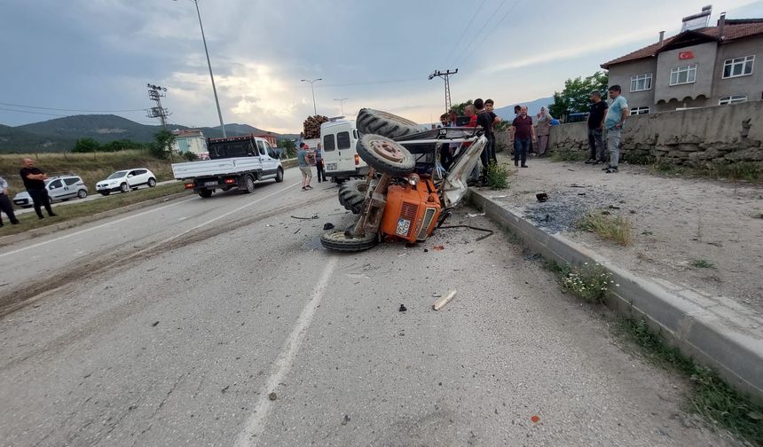 Traktör ve minibüs çarpıştı: 1 ölü
