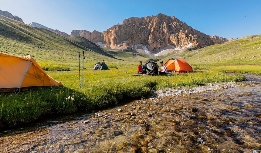 Munzur Dağları’nda turistler kamp kurdu