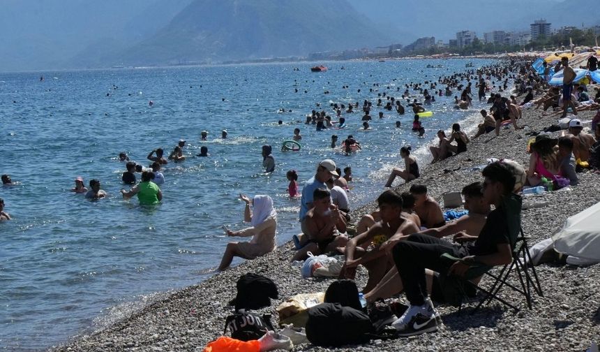 Aşırı yüksek sıcaklık Antalya’yı denize döktü