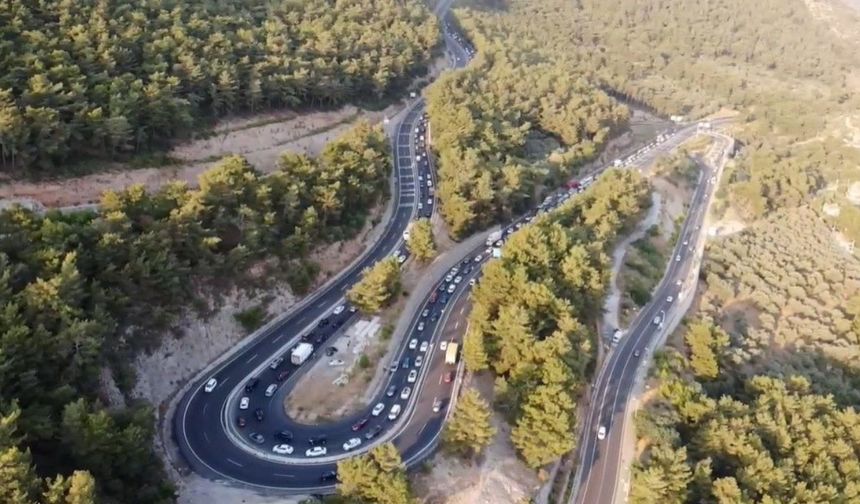 Fethiye-Marmaris yolu felç oldu, 15 km kuyruk oluştu