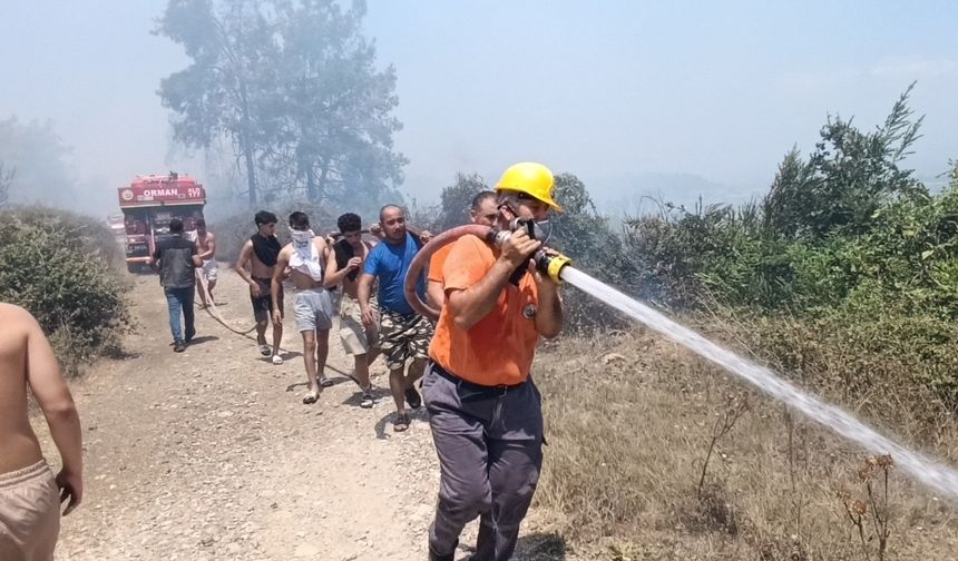 Antalya'da mezarlık yangını ormana sıçradı