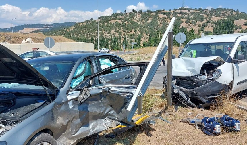 Otomobil ile hafif ticari araç çarpıştı: 6 yaralı