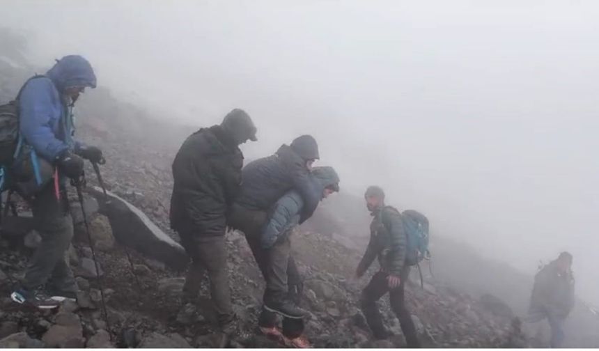Ağrı Dağı'nda 2 dağcı kayboldu, bir dağcı yaralandı