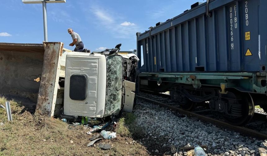 Yük treni ile hafriyat kamyonu çarpıştı: 1 ölü