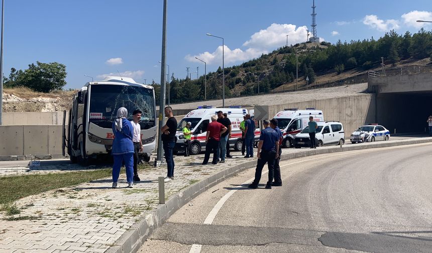 Freni patlayan midibüs otogarın içine düştü:15 yaralı