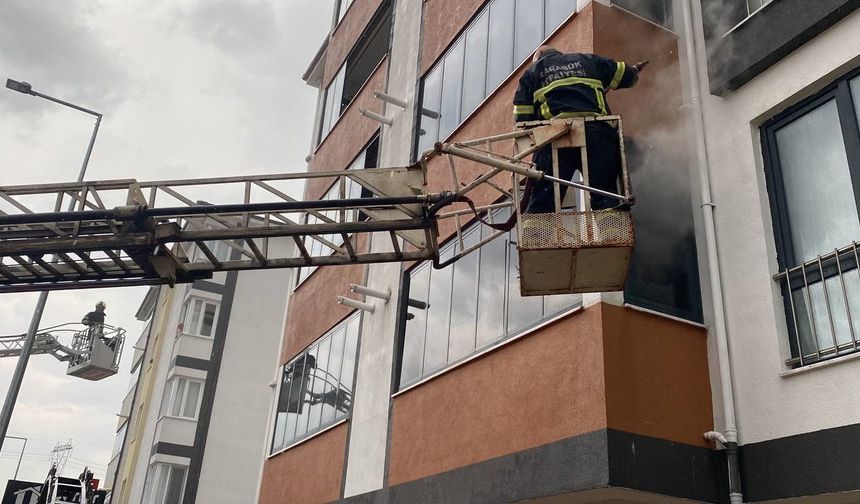 Yıldırım düşen binada yangın, 4 kişi zehirlendi