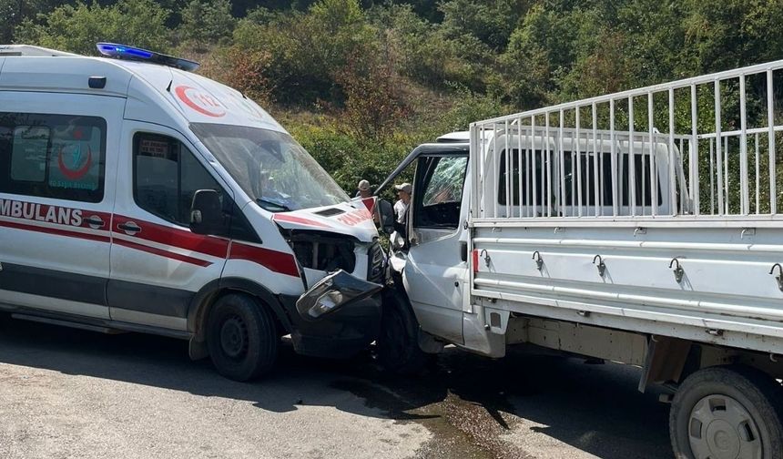 Yaralı alan iki ambulans kamyonetle çarpıştı: 7 yaralı