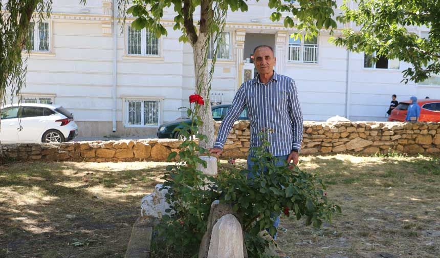 Sivas'taki bu mezarı görenler hayrete düşüyor