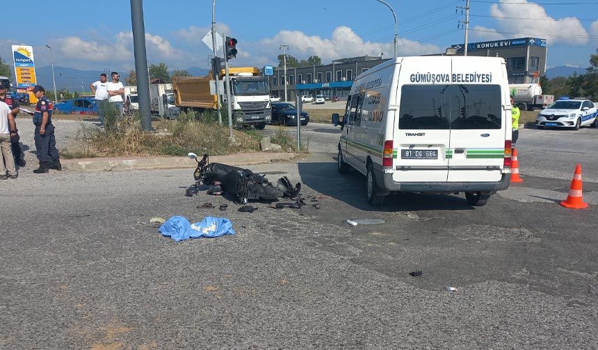 Motosiklet hafriyat kamyonunun altına girdi: 1 ölü