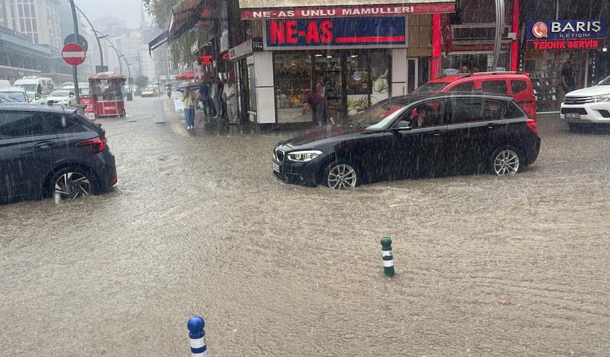 Rize'de şiddetli yağmur: Cadde ve sokaklar göle döndü