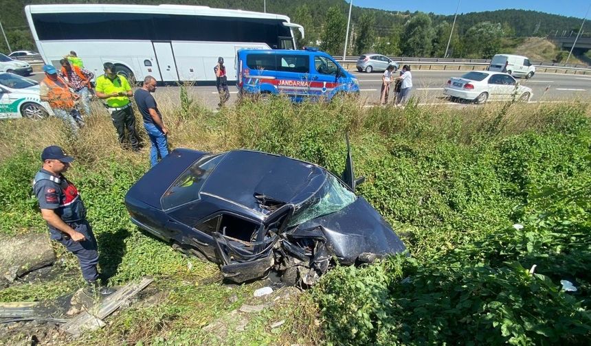 Şarampole yuvarlanan aracında eşini kaybetti