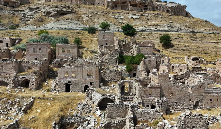 Baraj suyu çekildi, mahalle ortaya çıktı