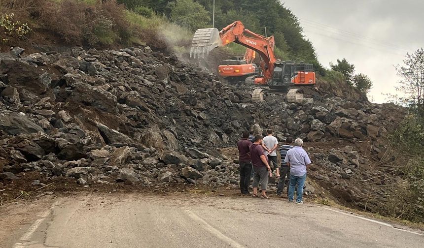 Yol için patlatılan dinamit trafiği kilitledi