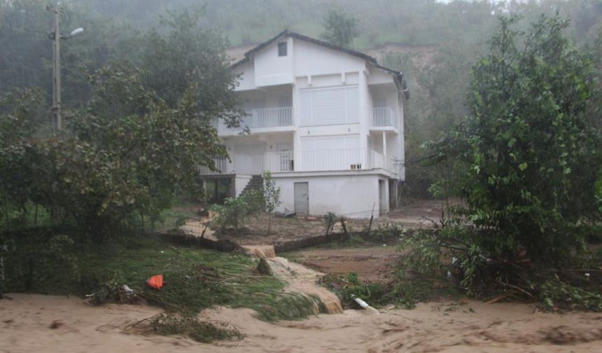 Trabzon'da sel, kayıp şahıstan haber alınamıyor