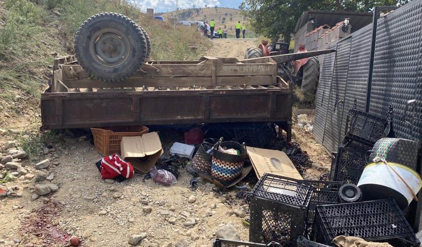 Traktör devrildi, işçiler römork altında kaldı: 11 yaralı