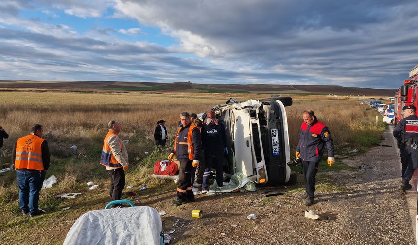 Tır ile işçi servisi çarpıştı: 1 ölü, 14 yaralı