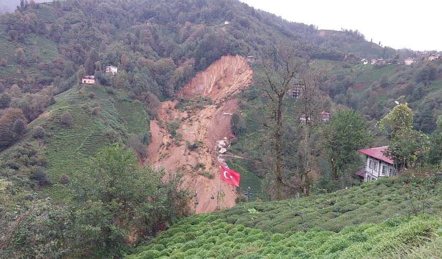 Rize'de heyelan, 3 ev yıkıldı