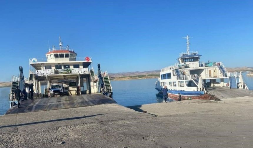 Tunceli'de fırtına nedeniyle durdurulan feribot seferleri yeniden başladı